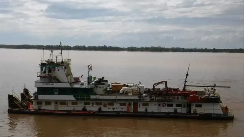 Barcazas bolivianas naufragan en las aguas del Paraná