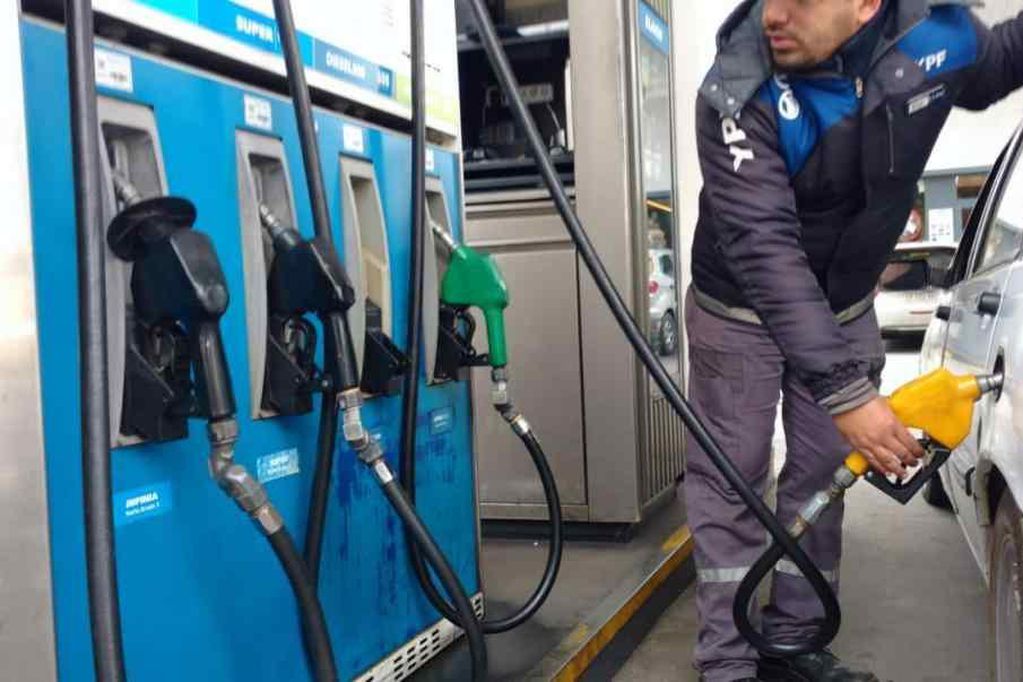 Aumentó nuevamente la nafta: YPF subió un 4% los precios de sus combustibles