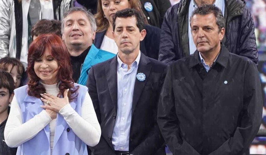 A pocas horas del cierre de inscripción de alianzas, Cristina Kirchner, Sergio Massa y “Wado” de Pedro se reunieron en el Senado