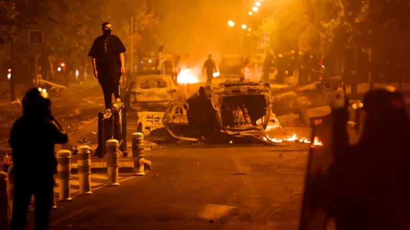 Más de 875 detenidos y casi 250 policías heridos en Francia durante la tercera jornada de protestas