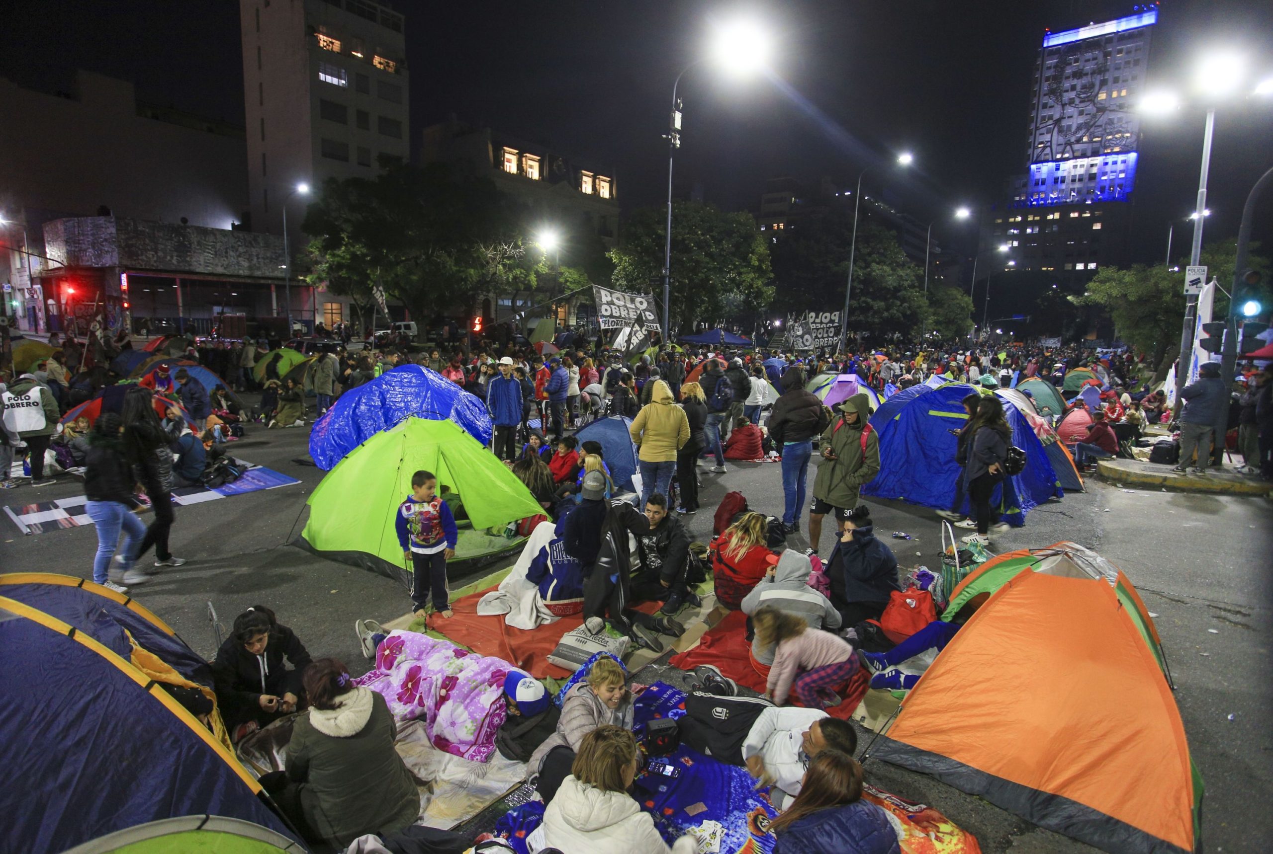 Organizaciones sociales acampan en la avenida 9 de Julio en reclamo de alimentos para los comedores y ampliación de prestaciones sociales