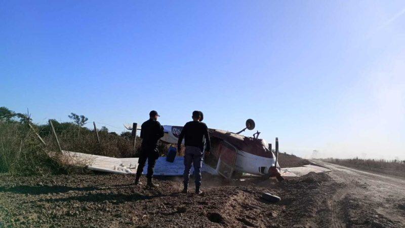 Investigan la caida de una avioneta en un campo entre Avia Terai y Concepcion del Bermejo
