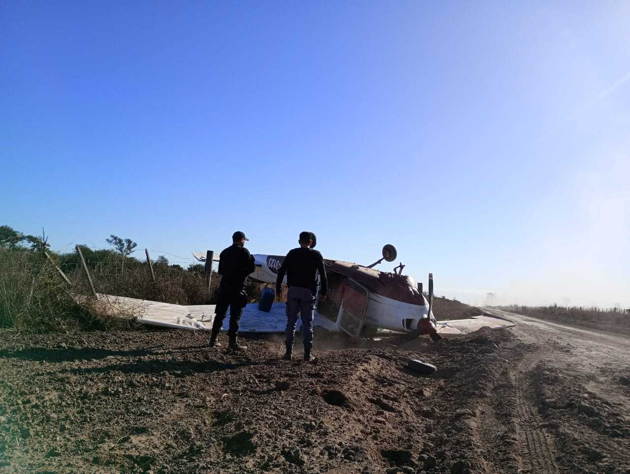 Investigan la caida de una avioneta en un campo entre Avia Terai y Concepcion del Bermejo