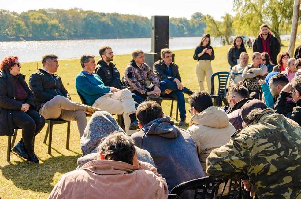 Capitanich con pescadores: Infraestructura y equipamiento para el sector