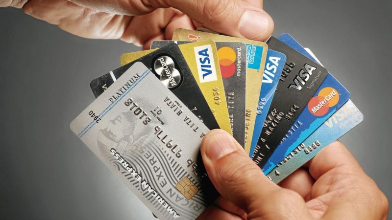 Ante robos por duplicación, una provincia prohíbe a los comerciantes manipular las tarjetas de crédito y débito