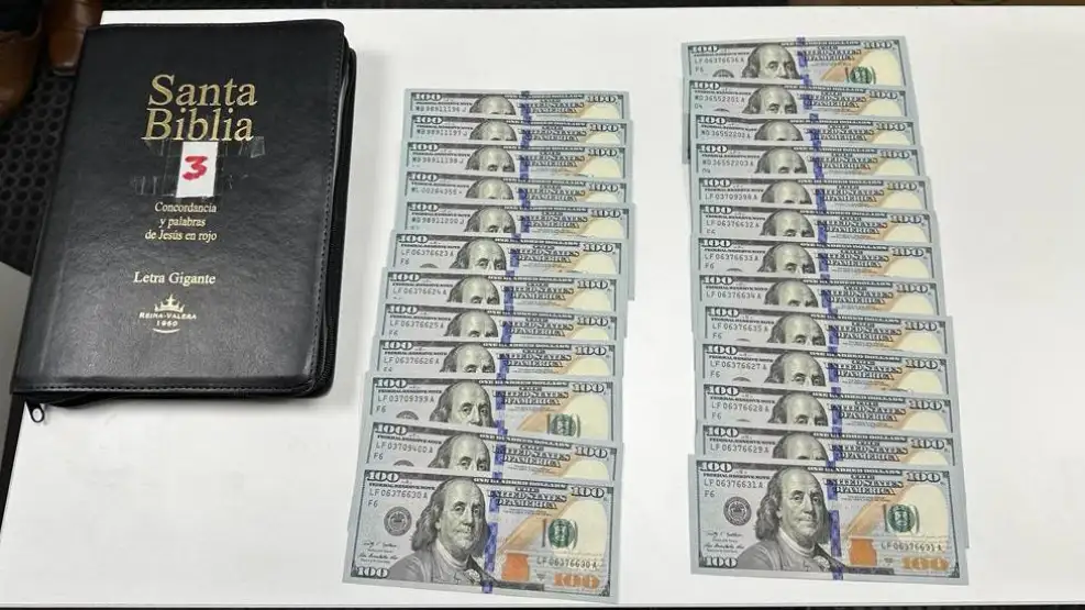 Intentaron sacar del país casi 17 mil dólares ocultos en biblias