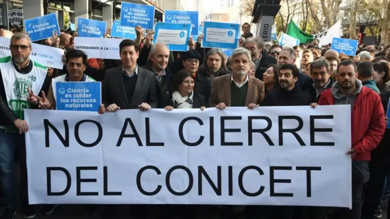 Científicos y trabajadores del Conicet se movilizaron en rechazo a la privatización propuesta por Milei