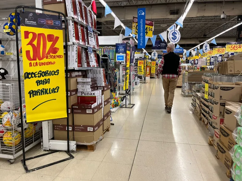 El gobierno acordó con los supermercados un aumento máximo del 5% por mes para los próximos 90 días
