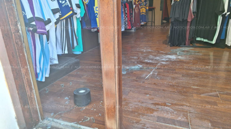 Delincuentes se llevan más de 100 prendas en un locar comercial en Saenz Peña