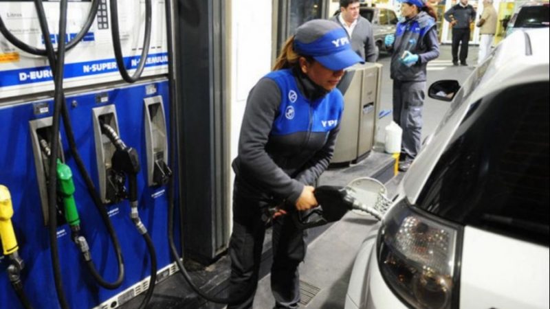 Gobierno y petroleras acuerdan congelar precios de combustibles hasta el 31 de octubre