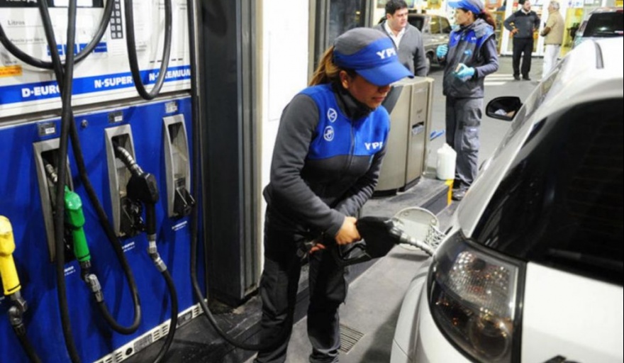 Gobierno y petroleras acuerdan congelar precios de combustibles hasta el 31 de octubre