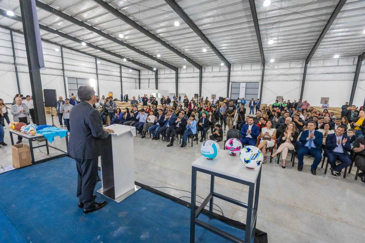 Dia de la Industria: La fabrica Kagiva es inaugurada en Puerto Vilelas, donde produrirá 60.000 pelotas por mes