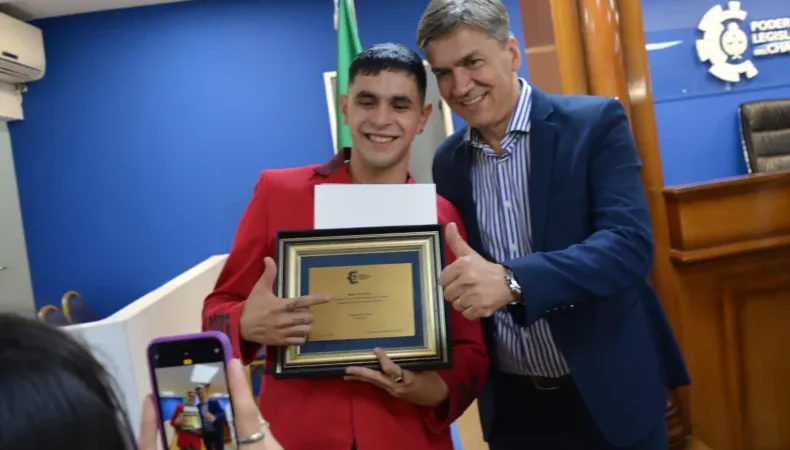 En la legislatura, Zdero entregó Premio Anual a Jóvenes Destacados