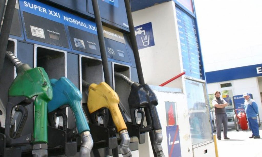 Naftas: el Gobierno advierte que el precio podría «duplicarse» si gana Milei