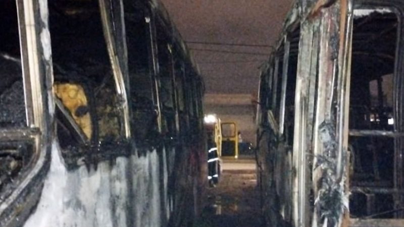 Saenz Peña: Se incendian sospechosamente 5 unidades de la empresa de colectivos «San Roque»
