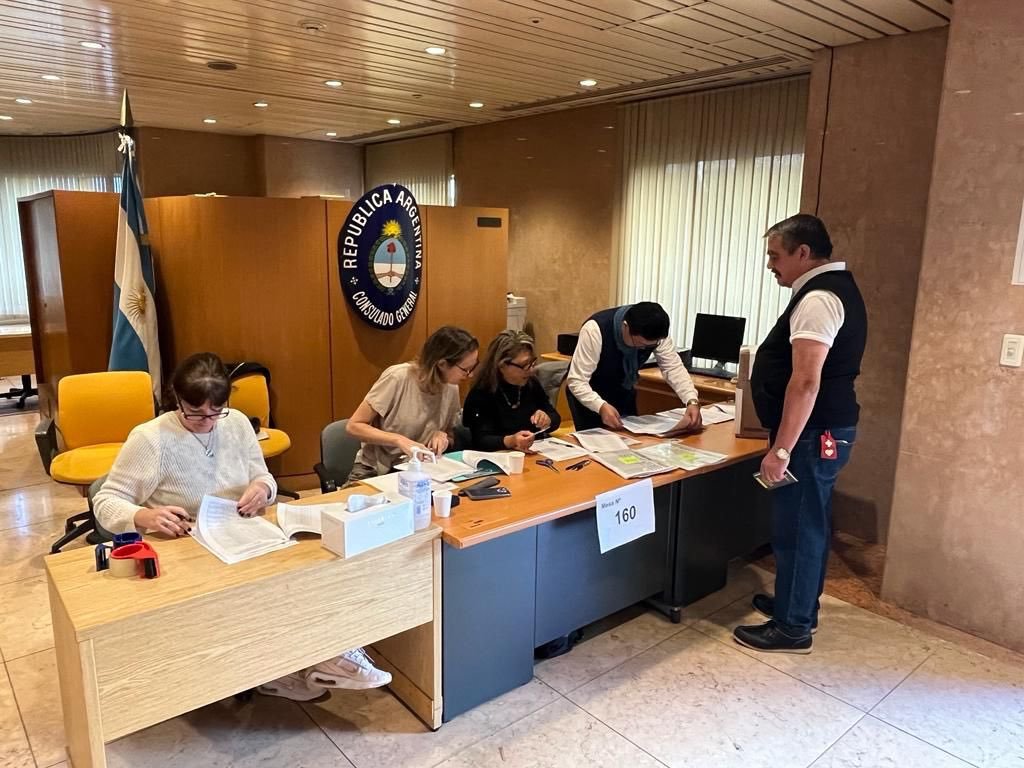 Avanza la votación de los argentinos en el exterior: largas filas para sufragar en España