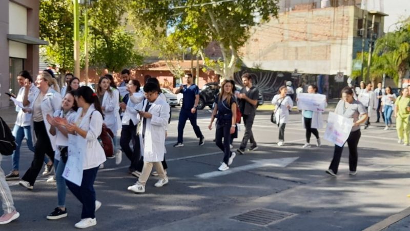 Residentes de paro en Salud Pública: Reclaman mejoras en sus condiciones laborales frente a Casa de Gobierno