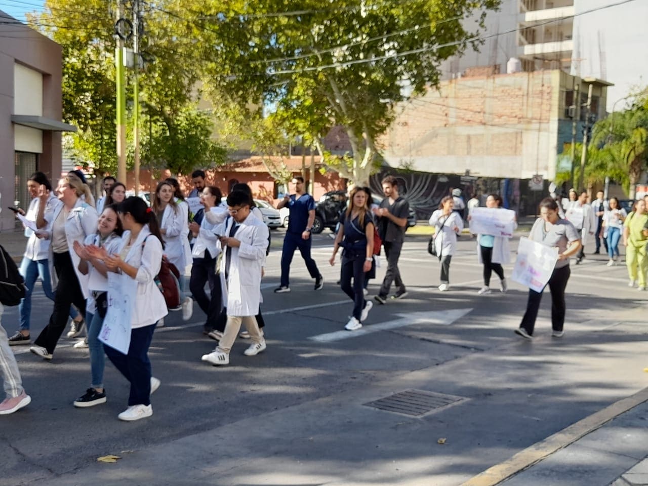 Residentes de paro en Salud Pública: Reclaman mejoras en sus condiciones laborales frente a Casa de Gobierno