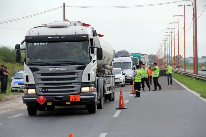 El Ministerio de Transporte restringe la circulacion de camiones por el feriado puente