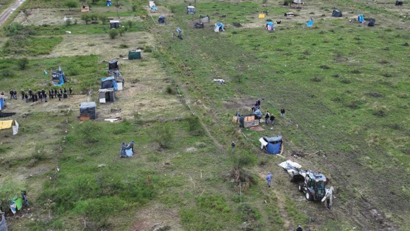 Desalojan terrenos usurpados en las inmediaciones al barrio Emerenciano