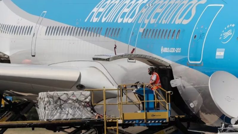 Ante la posible privatización, Aerolíneas Argentinas aumentó sus pasajes hasta un 20%