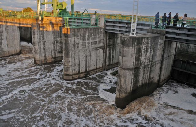 Crecida del Paraná: APA cierra las compuertas del dique regulador sobre el Rio Negro