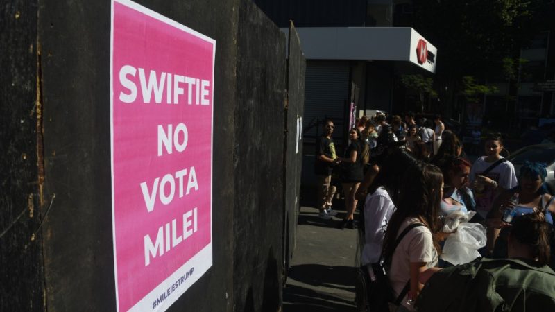 Las ‘swifties’ hacen campaña contra Milei en los  shows de Taylor Swift en River: «Milei es invotable»