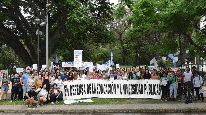 Docentes, estudiantes y no docentes abrazaron la UNNE en defensa de la Universidad pública