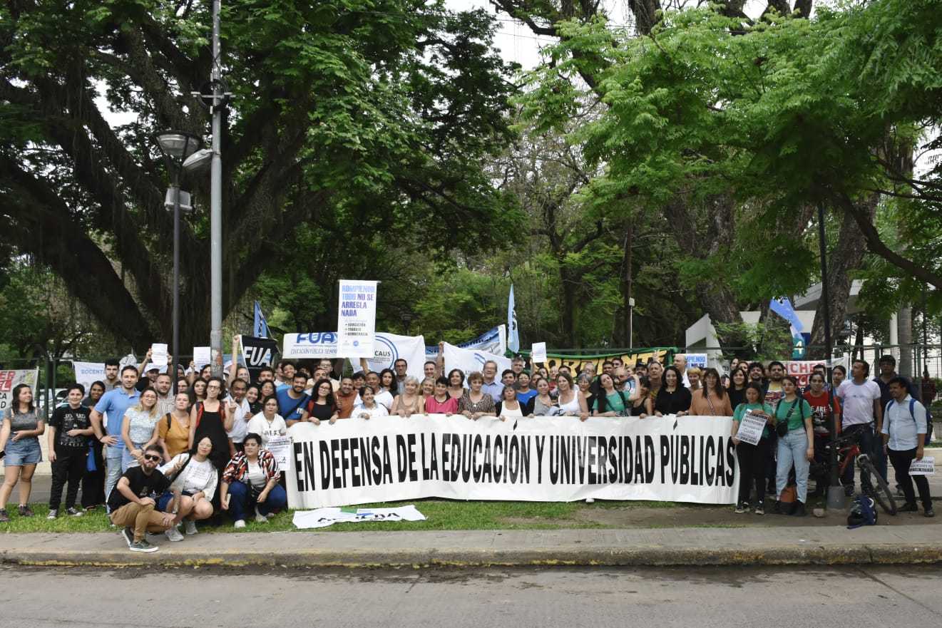 Docentes, estudiantes y no docentes abrazaron la UNNE en defensa de la Universidad pública