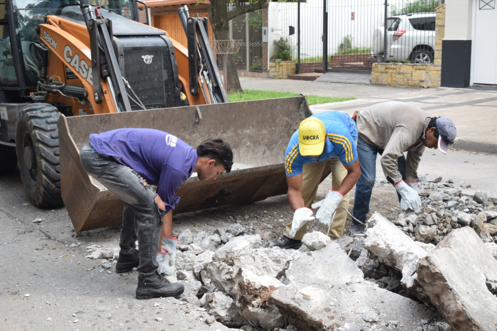 Las nuevas autoridades comienzan con los trábajos para intentar reconstruir Resistencia, con el bacheo de calle Corrientes, del 100 al 200