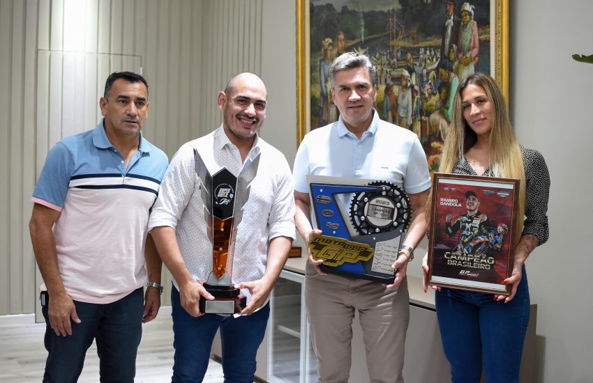 Leandro Zdero recibio a Ramiro Gandola, campeón del torneo Moto 1000 GP – Categoría SBK Pro realizado en Brasil