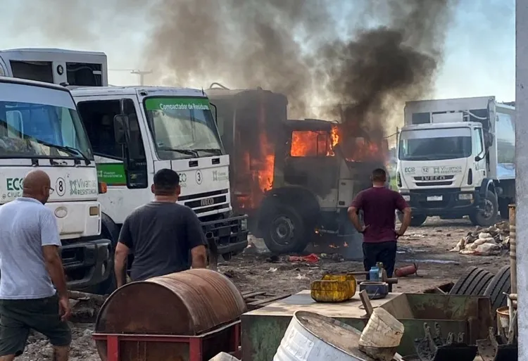 Camión compactador de la Municipalidad de Resistencia se prende fuego