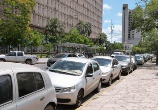 El municipio autoriza estacionar sobre la plaza 25 de mayo y modifica recorridos de colectivos