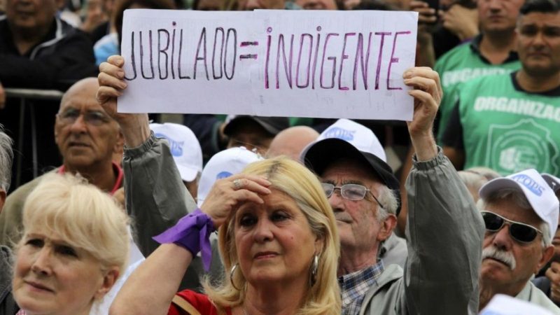 Jubilados marchan a Plaza de Mayo, pidiendo aumentos y la derogación del DNU