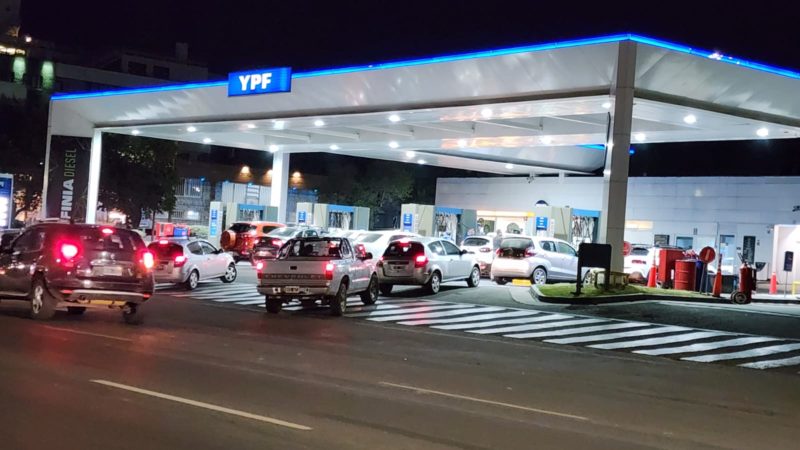 Cargar combustible, ya es un lujo: Nuevo aumentazo del 27% y la nafta premiun ya supera los $ 1.000 pesos