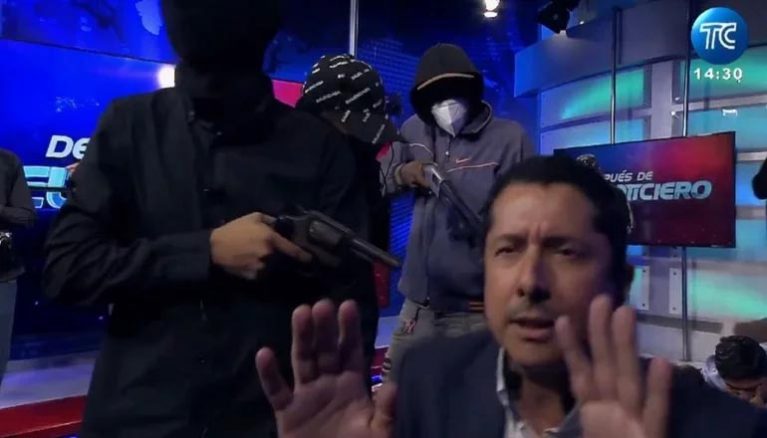 Narcos dolarizados: Asesinaron de 20 balazos al fiscal que investigaba el copamiento del canal de TV en Ecuador