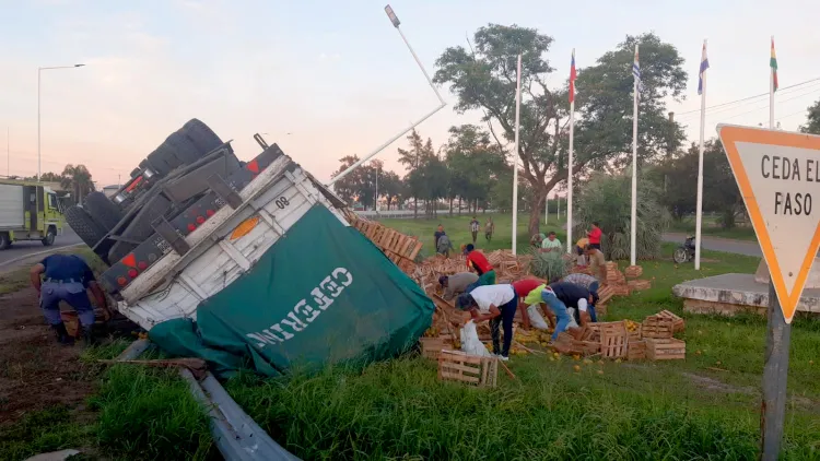Naranjazo en Saenz Peña: Volcó un camión con naranjas y los vecinos se llevaron la carga