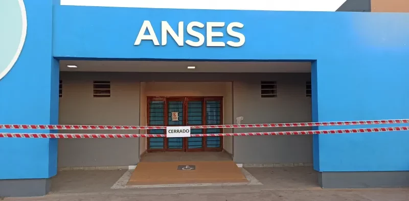 Milei ordena cerrar 6 agencias de ANSES en el Chaco y deja sin trabajo a 1200 trabajadores