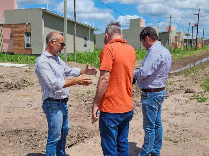 El presidente del IPDUV, Fernando Berecoechea, recorrió obras en el Paraje El Palmar en Quitilipi