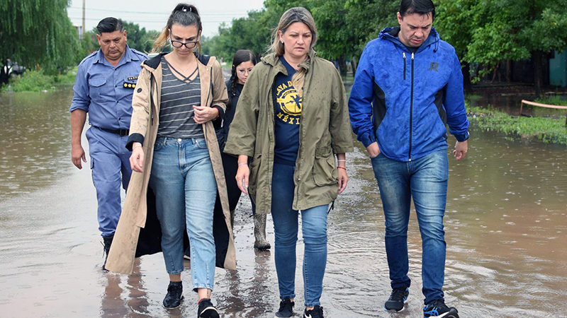 La ministra Botteri, Carolina Meiriño y Marcos Resico, recorrieron zonas afectadas por el temporal de viento y lluvia en el área Metropolitana