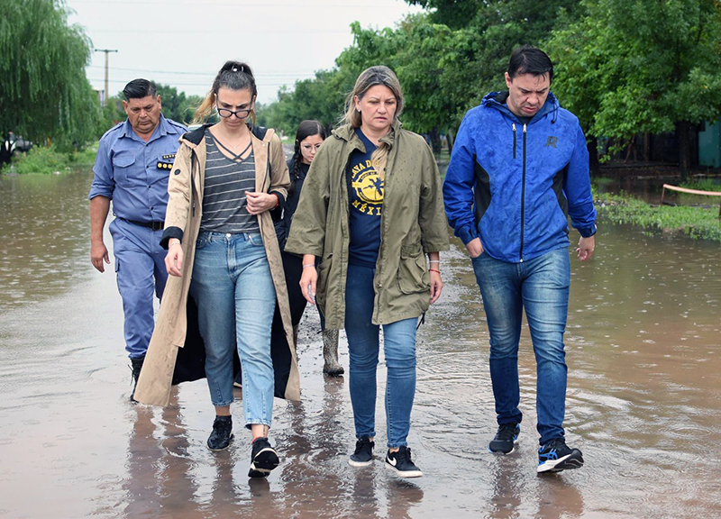 La ministra Botteri, Carolina Meiriño y Marcos Resico, recorrieron zonas afectadas por el temporal de viento y lluvia en el área Metropolitana