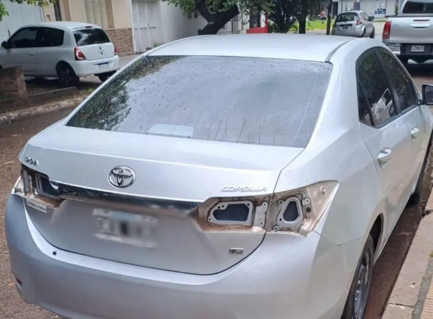 Policia logra recuperar Toyota Corolla abandonado, que pertenecía al Ministerio de Hacienda y fue donado a otra Fundación