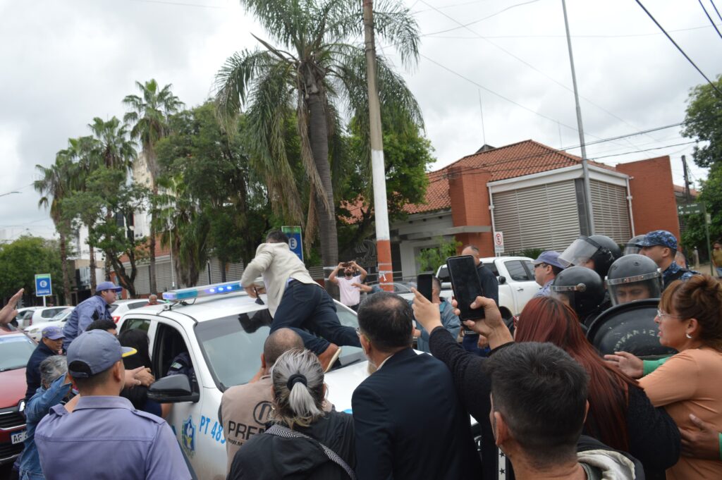 Concejal del CER termina descompensado luego de subirse a un patrullero e intentar defender a manifestantes por los pases a planta en el Municipio de Resistencia