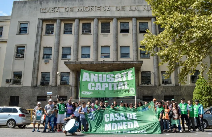 La Justicia le pone un límite a Milei y ordena que reincorpore a un trabajador estatal despedido que había ingresado por el cupo trans