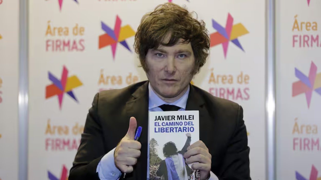 No se recibió en la UBA ni tiene doctorado: Editorial Planeta sacó de circulación el libro de Milei por mentir en su biografía