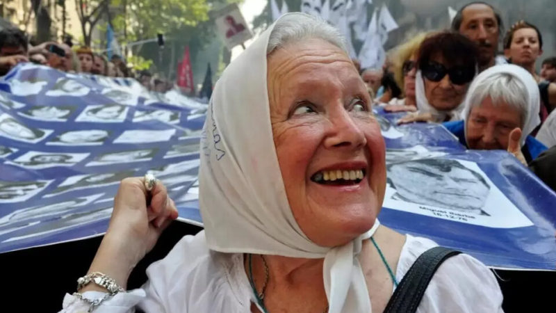 Fallece Nora Cortiñas, militante por los derechos humanos y lider de las Madres de Plaza de Mayo