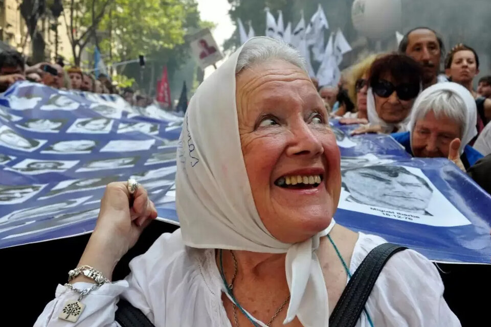 Fallece Nora Cortiñas, militante por los derechos humanos y lider de las Madres de Plaza de Mayo