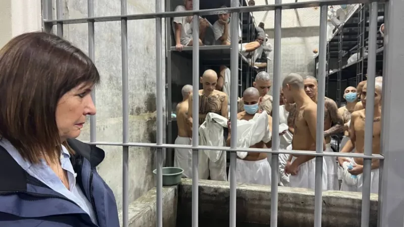 Bullrich visitó el penal de máxima seguridad más grande de El Salvador y se reunirá con Bukele