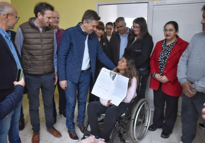 Fontana y Barranqueras: El gobernador Zdero entregó viviendas a familias vulnerables