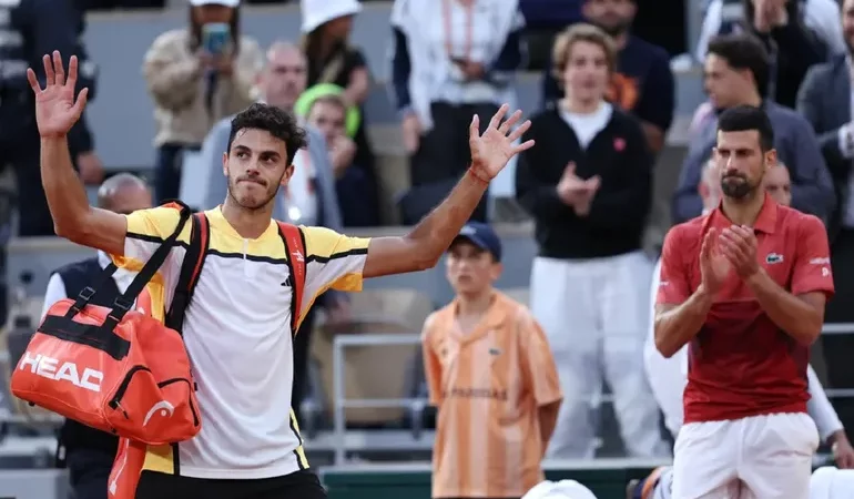 Roland Garros: tras vencer a Cerúndolo en un partidazo, Djokovic no jugará los cuartos de final por lesión